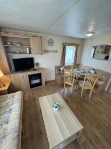Sunnymede G20 with Hot Tub - pet friendly, Wifi, bed linen - Meadow Lakes Caravan & Lodge Hire