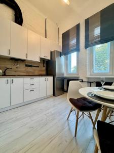 ApartPoltava Світлі апартаменти з високою стелею Стильний ДИЗАЙН 2023