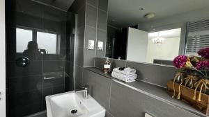 Luxurious Central London N-Suite with Garden Views