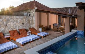 Awesome Home In Zastrazisce With Wifi