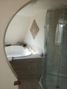 Modern Cozy Asian Style bedroom with Kingsize Spa bath