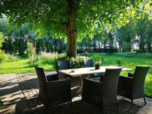 Modern Cozy Asian Style bedroom with Kingsize Spa bath