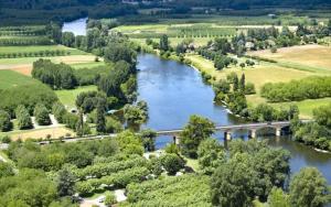 Maisons de vacances PETIT PARADIS DE BARAN Romantic stone cottage with hot tub near Sarlat : Maison 2 Chambres