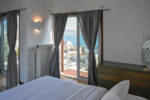 Modern Apartment with Stunning Piraeus Views