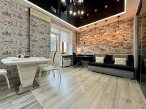 ApartPoltava УНІКАЛЬНІ апартаменти у ЦЕНТРІ з видом на театр Гоголя SOUL TOUCH