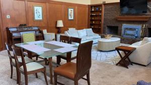 Southern Large Lake Front Custom Estate, Sleeps 16