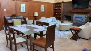 Southern Large Lake Front Custom Estate, Sleeps 16 - 奥利夫布兰奇