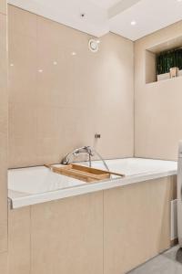 Dinbnb Apartments l 500m to Bryggen l Bathtub & New 2017 l Authentic Bergenshus