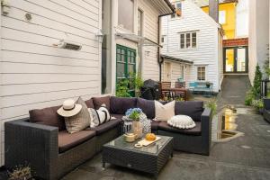 DINBNB Apartments l 50 meters to Bryggen l New 2023 l Sunny backyard