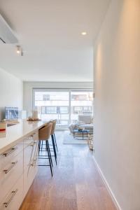 Bright apartment with sunny terrace and parking