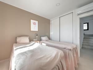 Luxurious townhouse with view, 3 terraces and pool