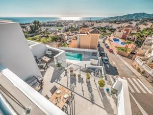 Luxurious townhouse with view, 3 terraces and pool