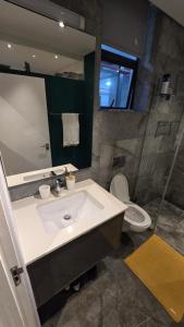 Green Point Modern Flat with Security