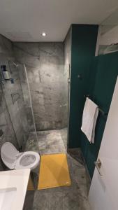 Green Point Modern Flat with Security