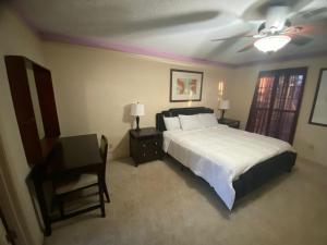 Peaceful & Elegant Sleeps 16 with Pool Near Mall