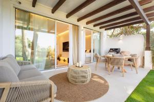 Modern first floor apartment, with private terrace garden and barbecue, in first line of Aloha Golf, in Nueva Andalucía