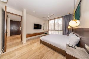 Lux 2BR with Rooftop Pool and Close to Beach