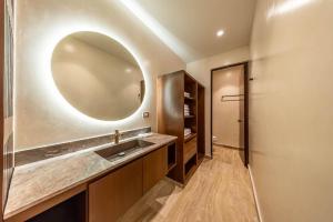 Lux 2BR with Rooftop Pool and Close to Beach