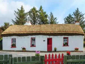 Cottage-Sleep5-Garden-OpenFire-Hiking