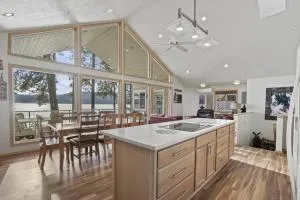 Lakefront Cabin Retreat with Stunning CDA Views - Saint Maries