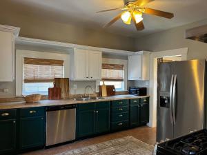 Vintage Cozy House in Center of Montrose