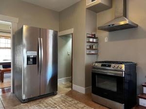 Vintage Cozy House in Center of Montrose