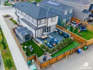 The Ultimate Estate Featuring - Karaoke, Air Hockey, Pool Table, Patio, BBQ Space, King Bed, Board Games, Library & More! - De Winton