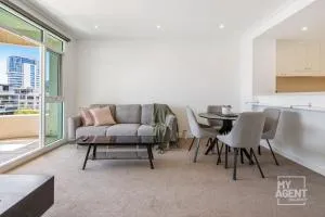Bright Light Filled 1-Bedroom Apartment - Melbourne