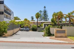 Cosy 2BR in Scarborough with Pool