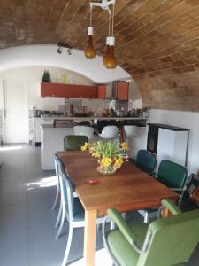 Chambre chez lhabitant avec piscine et cuisine dété