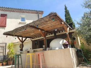 Chambre chez lhabitant avec piscine et cuisine dété