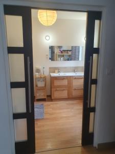 Chambre chez lhabitant avec piscine et cuisine dété