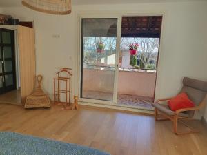 Chambre chez lhabitant avec piscine et cuisine dété