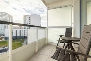 Bright Apartment Obrońców Wybrzeża with Parking by Noclegi Renters