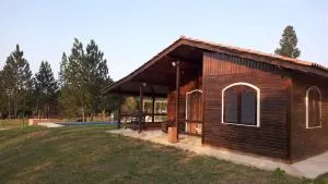 Chalé Madeira Proximo ao thermas Ar e Piscina Climatizada - Domingada