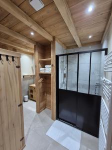 B&B / Chambres d'hotes DEL VINO bar a vin & guitares Appartement Sauna Terrasse Garage : Appartement avec Sauna