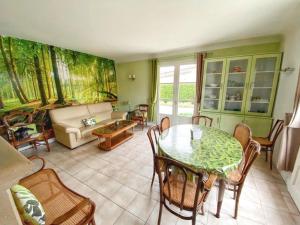Maisons de vacances Maison confortable avec piscine pres de La Ville-Dieu : photos des chambres
