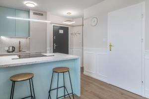 Nowoczesny apartament z balkonem i widokiem na miasto