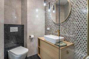 Nowoczesny apartament z balkonem i widokiem na miasto