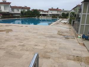 Dikili de site içinde bahçeli-havuzlu dublex villa