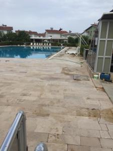 Dikili de site içinde bahçeli-havuzlu dublex villa