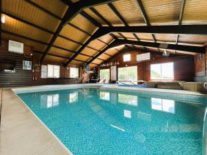 Hop Loft-Barn Conversion, with access to Pool & Hot Tub-at Fox Valley Cottages