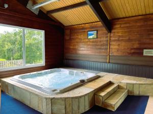 Hop Loft-Barn Conversion, with access to Pool & Hot Tub-at Fox Valley Cottages