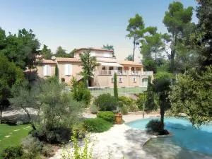 Villa spacieuse avec piscine à Saint Maximin - Seillons-Source-dʼArgens