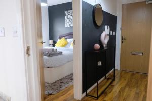 xx Lord St One Bedroom Apartment with Parking & WiFi - Salford Uni, Victoria Station, AO Arena