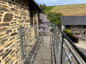 Hop Loft-Barn Conversion, with access to Pool & Hot Tub-at Fox Valley Cottages