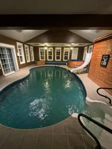 Riverside Pool Chalet ! - Bareneed