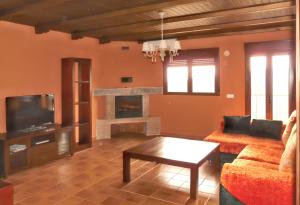 Cozy house in Villamiel with mountain view