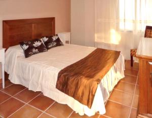 Cozy house in Villamiel with mountain view