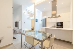 LITTLE NELL casa compartida